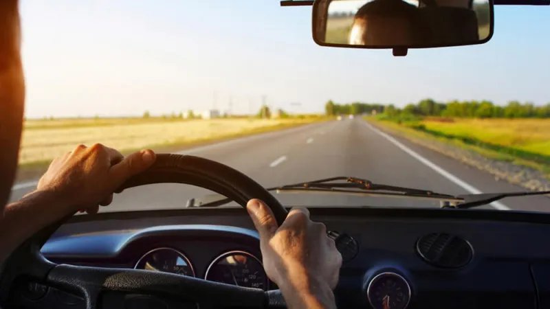 Carro executivo moderno numa viagem de estrada