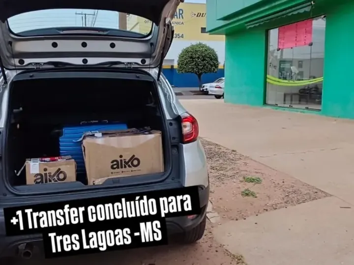 Motorista AtaDrive recepcionando cliente no aeroporto