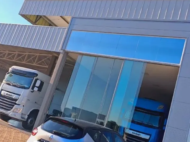 Sedan executivo AtaDrive em transfer corporativo