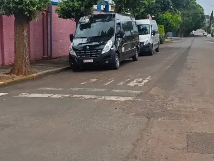 Motorista profissional AtaDrive uniformizado